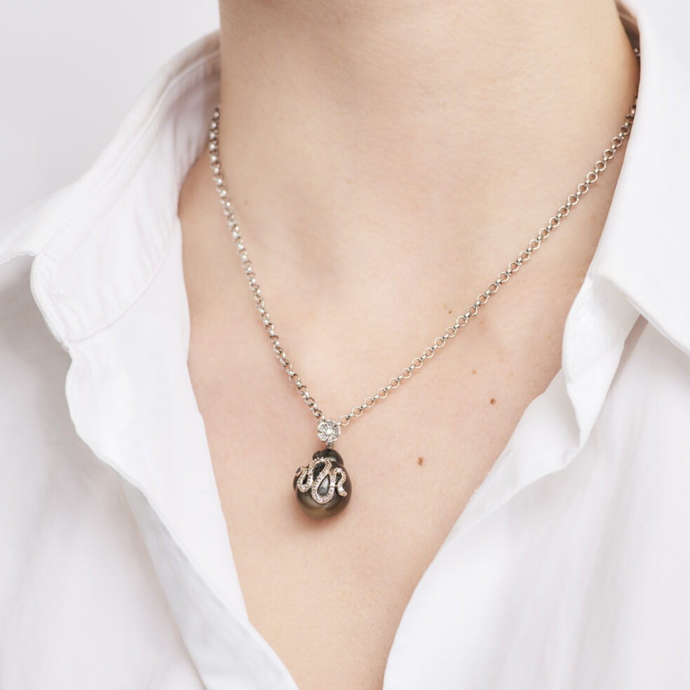 18 karat White Gold Baroque Tahitian Serpent Pearl Pendant Necklace – Objet d'Emotion
