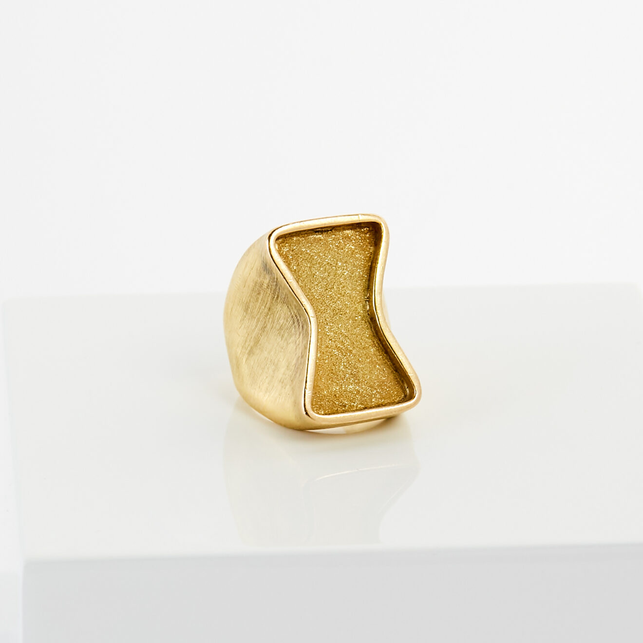 2022_01_11_Objet d’Emotion_15412 Textured Gold Ring