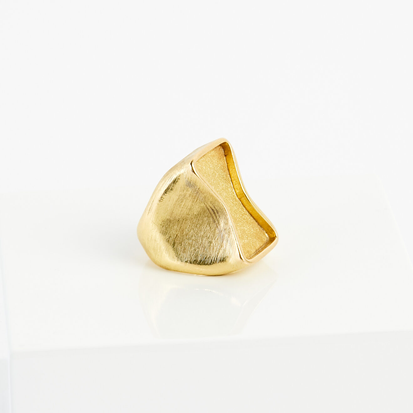 2022_01_11_Objet d’Emotion_15413 Textured Gold Ring