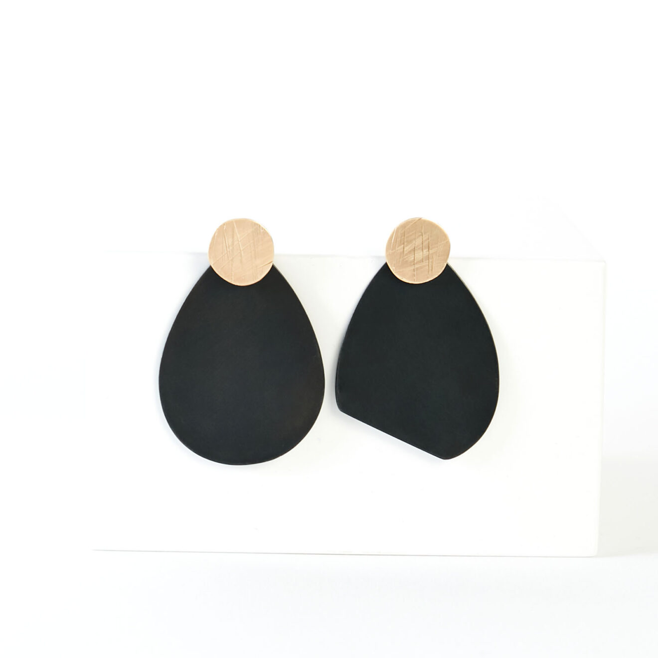 Catherine Legal_5610 Wall Earrings in Black