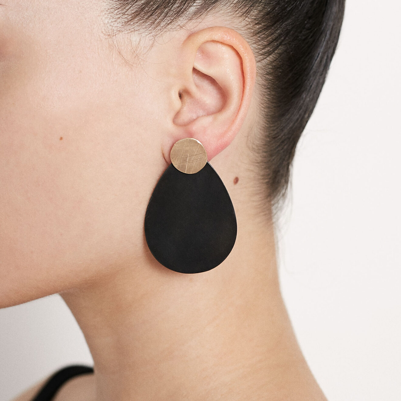 Julia_4 Wall Earrings in Black
