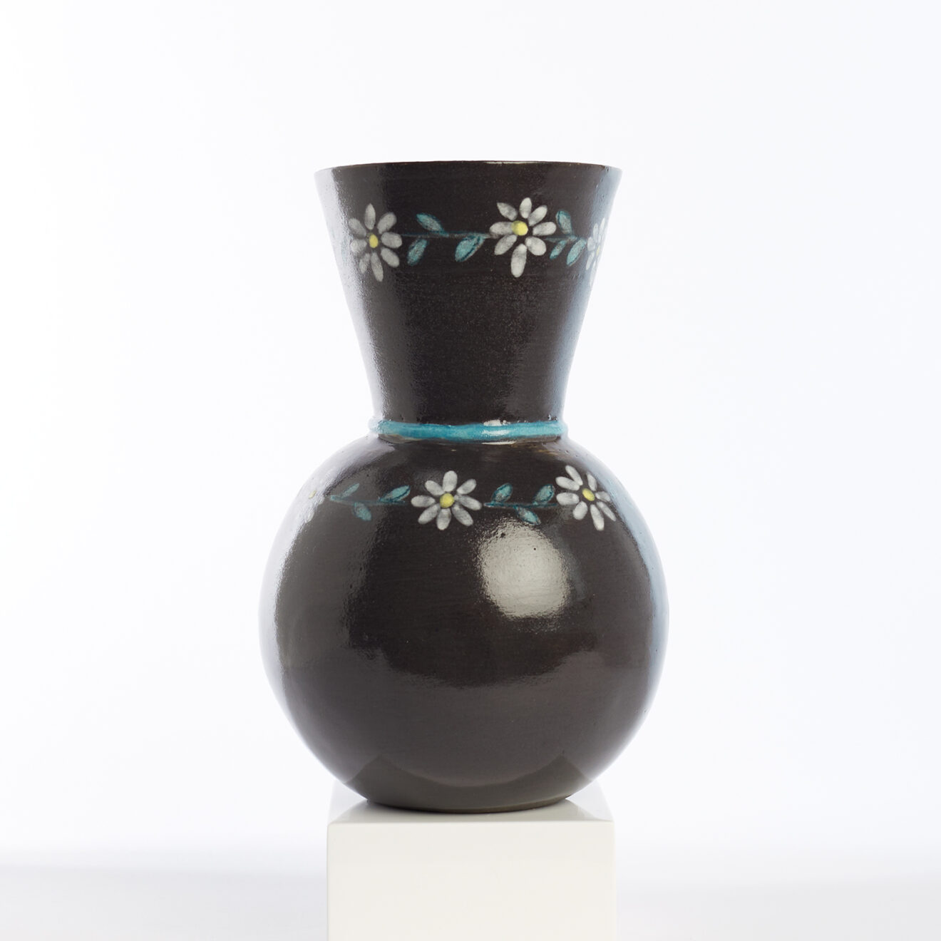 Black vase with white flowers Black vase with white flowers