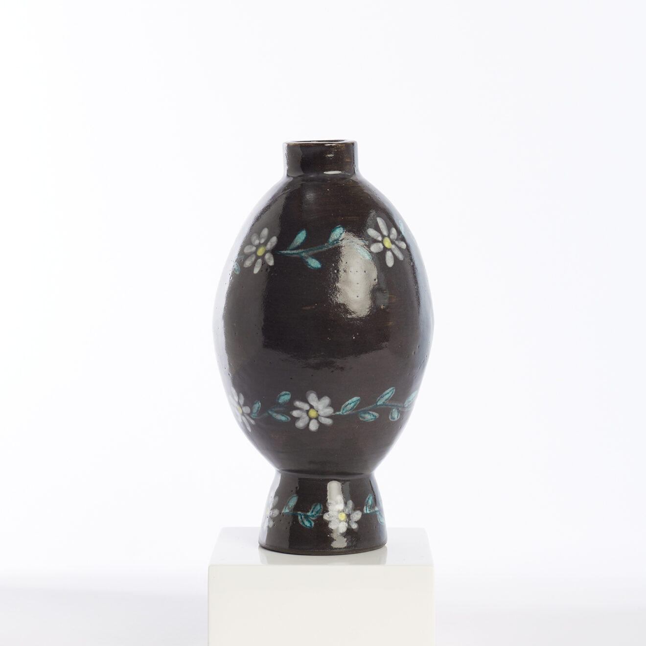 Mini black vase with flowers Mini black pot with white flowers