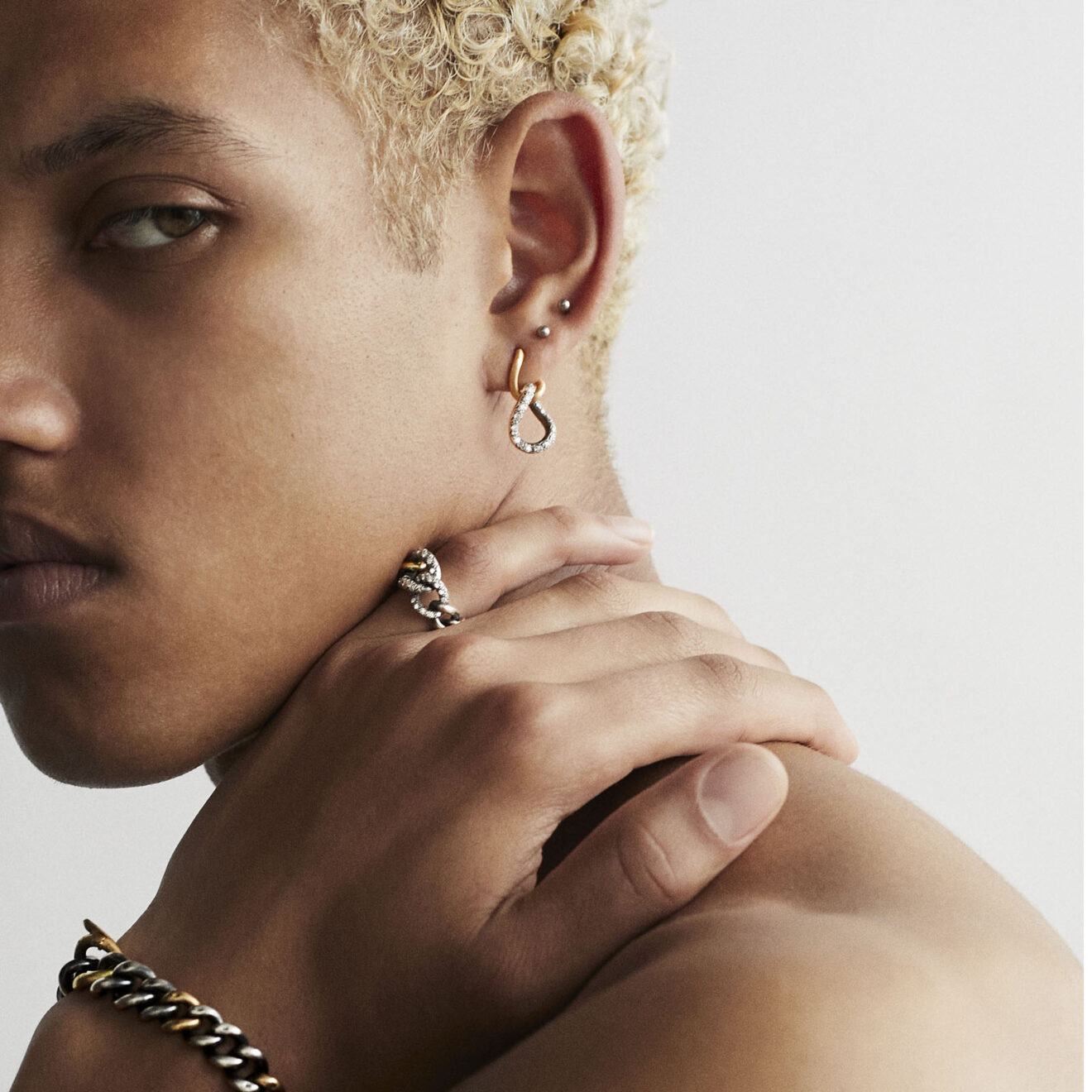 Hum diamond earrings worn Diamond Chain Link Ring